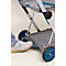Un pied actionne un levier bleu sur un chariot gris. Le chariot a des accents bleus et des roues noires.