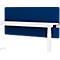 Bureau blanc avec séparation en tissu bleu en arrière-plan.
