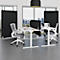 Bureau avec bureaux réglables en hauteur, chaises, cloisons et vue sur une ligne d'horizon.