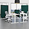 Bureau avec bureaux, chaises et cloisons vertes. Fenêtres en arrière-plan avec vue sur la ville.