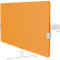 Cloison de bureau orange fixée à une table blanche. Supports gris. Pieds de table blancs.