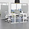 Bureau avec bureaux réglables en hauteur, chaises de bureau, cloisons grises et vue sur la ville.