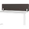 Séparateur de bureau gris sur table blanche. Tissu gris foncé, supports. Design minimaliste.