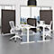 Bureau avec bureaux, chaises et écrans, fenêtres avec vue sur la ville.