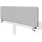 Cloison de bureau rectangulaire grise fixée à un plateau de table blanc avec des supports.