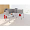 Plusieurs bureaux avec des cloisons grises, un ordinateur portable et des tabourets rouges.