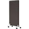 Cloison mobile rectangulaire grise sur roulettes, cadre blanc.