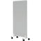 Cloison rectangulaire grise sur roulettes, avec cadre blanc. Les roues sont noires.