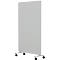 Tableau rectangulaire gris sur roulettes. Il se tient debout, avec des roulettes noires en bas.