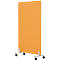 Cloison orange sur roulettes, sur fond blanc.