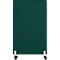 Cloison verte avec roulettes. Un champ vert rectangulaire reposant sur deux supports blancs avec des roues noires.