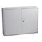 Armoire murale en métal gris avec deux portes et une serrure à clé centrale sur fond blanc.