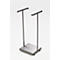 Soporte de ropa de metal gris, con dos soportes en forma de T. Se apoya sobre una base rectangular. Fondo neutro.