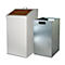 Deux poubelles : Une corbeille blanche avec un couvercle et une poignée marron, à côté d'un conteneur de couleur métallique avec des ouvertures de poignée.
