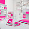 Ein Schreibtisch mit pinkfarbenen Büroartikeln: Locher, Hefter und Notizbücher. Regale im Hintergrund.