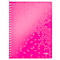 Pinkes Notizbuch mit Spiralbindung und geometrischem Muster. Logo Leitz.