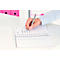 Person schreibt mit Stift in Notizbuch. Im Hintergrund Ordner.