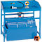 Blauw reinigingssysteem met vat, rooster, voetpedaal en logo's.
