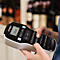 Een persoon die een Dymo labelmaker vasthoudt en bedient.