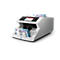 Compteuse de billets avec billets en euros. Commandes noires, petit écran, billets dans les ouvertures.