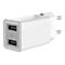 Weißes USB-Ladegerät mit zwei Anschlüssen und einer Leistung von 2,4A.