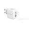 Weißes Ladegerät mit Steckern und USB-Anschlüssen. Dazu ein weißes USB-C Kabel.
