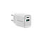 Weißes Ladegerät mit zwei USB-Anschlüssen, Stecker, und grün markierten Anschlüssen.
