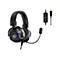 Schwarzes Gaming-Headset mit roter Naht, RGB-Beleuchtung an den Ohrmuscheln und Kabelfernbedienung mit USB-Anschluss.