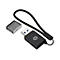 Schwarzer USB-Kartenleser mit Schutzdeckel und Trageschlaufe. Logo in Silber.