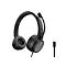 Schwarzes Headset mit Mikrofon und USB-C-Anschluss. Das Headset liegt vor weißem Hintergrund.
