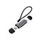 Grauer USB-Speicherkartenleser mit USB-A und USB-C Anschluss, einer Trageschlaufe und zwei abgenommenen Schutzkappen.