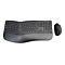 Ergonomische, schwarze Tastatur und Maus auf weißem Hintergrund. Die Tastatur hat eine geschwungene Form mit Handballenauflage.