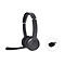 Dunkelgraues Headset mit Mikrofon und USB-Adapter, freigestellt auf weißem Hintergrund.