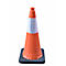 Cône de signalisation orange avec une bande blanche réfléchissante sur une base carrée noire.