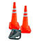 Deux cônes de signalisation orange pliables avec bandes réfléchissantes et un sac de transport noir sur fond blanc.