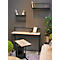 Bureau avec étagère et table d'appoint. Cadre en métal noir, panneaux en bois clair. Cadre photo et stylos sur le bureau. Plantes en décoration.