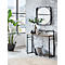 Decoratieve console met spiegel, planten en decoraties. Een raam op de achtergrond toont een uitzicht op de stad.