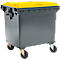 Contenedor de basura gris con tapa amarilla sobre ruedas.