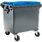 Contenedor de basura gris con tapa azul, sobre ruedas.