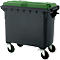 Contenedor de basura gris oscuro con tapa verde sobre ruedas.