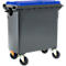 Contenedor de basura gris con tapa azul, sobre ruedas.