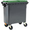 Contenedor de basura gris grande con tapa verde y ruedas. Hay un asa en el lateral.