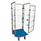Contenedor rodante de metal con base de plástico azul y puerta de malla abatible sobre ruedas.