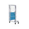 Un contenedor rodante metálico vacío y plegable con un panel azul sobre ruedas, frente a un fondo blanco.