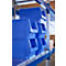 Cajas de almacenamiento azules en una estantería de almacén. Las cajas abiertas están sobre una estantería.