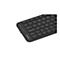 Nahaufnahme einer schwarzen Tastatur mit weißen Beschriftungen. Gut erkennbar sind Buchstaben, Zahlen und Sonderzeichen.