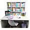 Bureau avec fournitures de bureau : bacs à courrier, dossiers, notes, stylos. Couleurs : pastel. Étagère en arrière-plan.