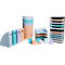 Un collage d'accessoires de bureau aux couleurs pastel : porte-revues, porte-stylos, plateaux de classement et une tasse.