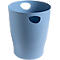 Corbeille en plastique bleu clair avec ouvertures pour poignées. Sur fond blanc.