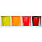 Quatre tasses colorées, jaune, orange et rouge, dans une étagère blanche.